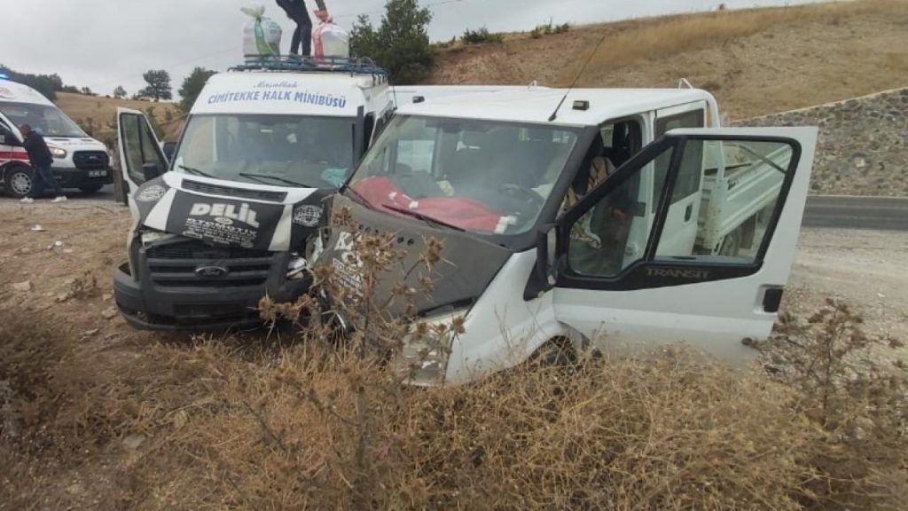 Tokat’ta yolcu minibüsü ile kamyonet çarpıştı: 4 yaralı