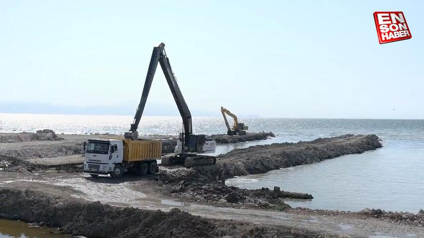 Van Gölü’nden 500 bin metreküp taban çamuru çıkartıldı