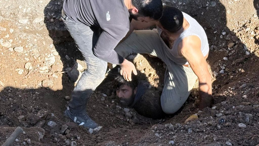 Antalya’da göçük altında kalan işçi, 2 saatte kurtarıldı